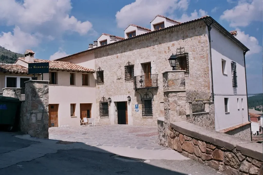 Fachada hotel la gerencia en Checa Guadalajara alojamiento vacaciones